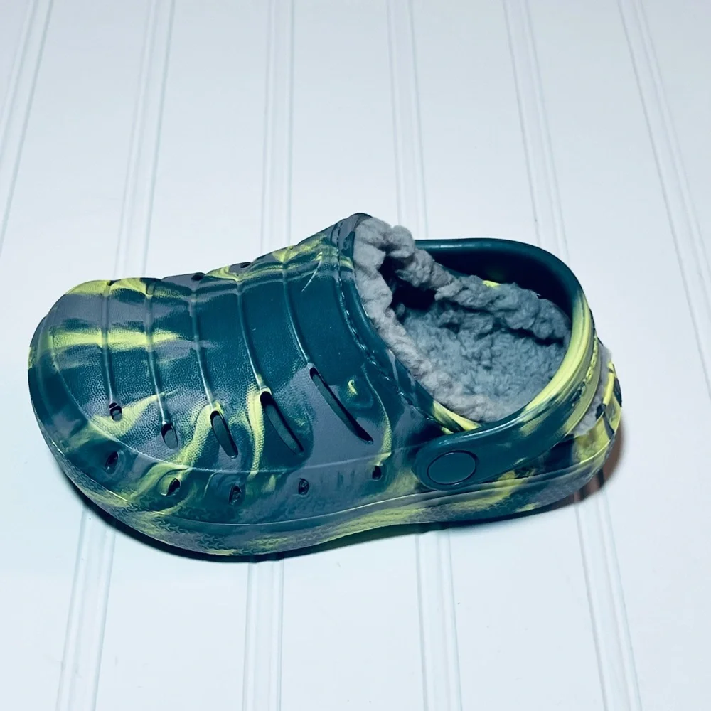 Cozy Kids Slippers in Green and Yellow Size 7 NWT